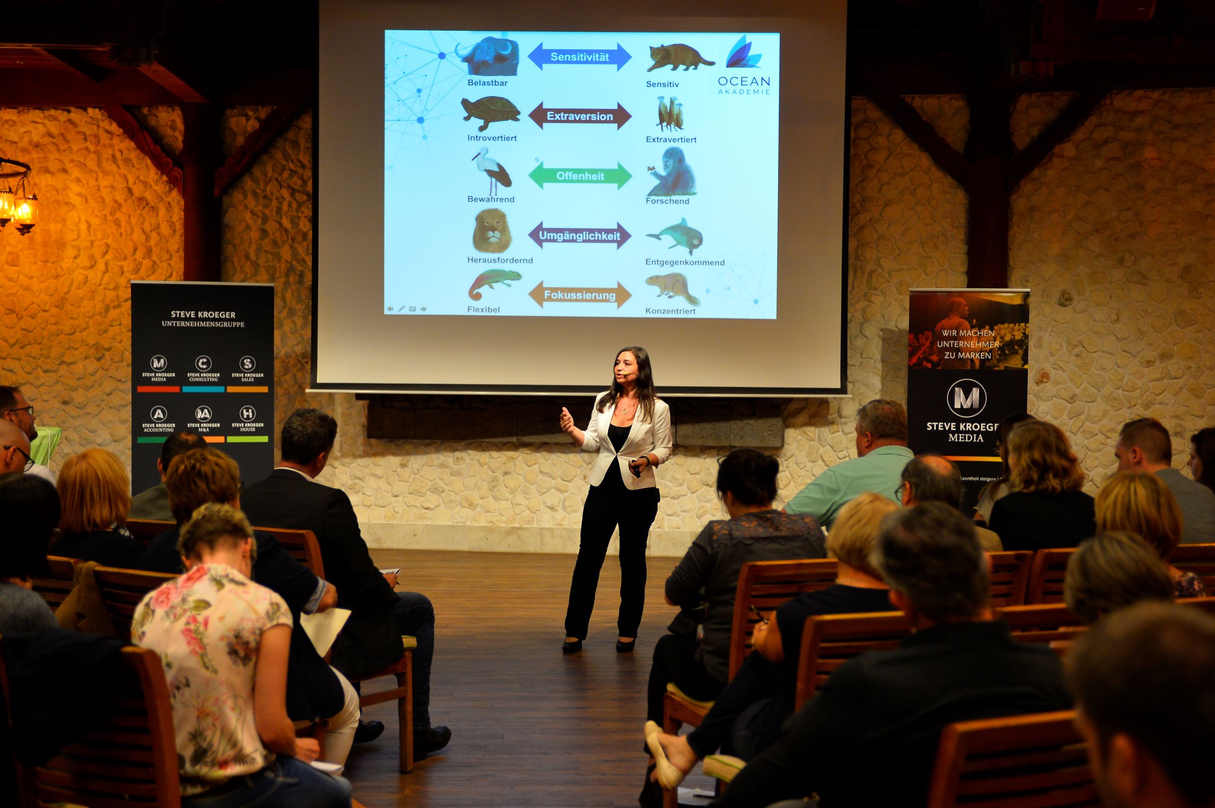 Nicole Pethke als Keynote Speakerin auf der Bühne
